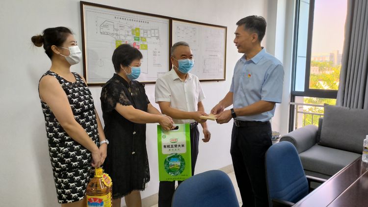 市国资委党委委员、副主任杨树坤一行慰问市环发公司抗疫服务志愿者(图1)