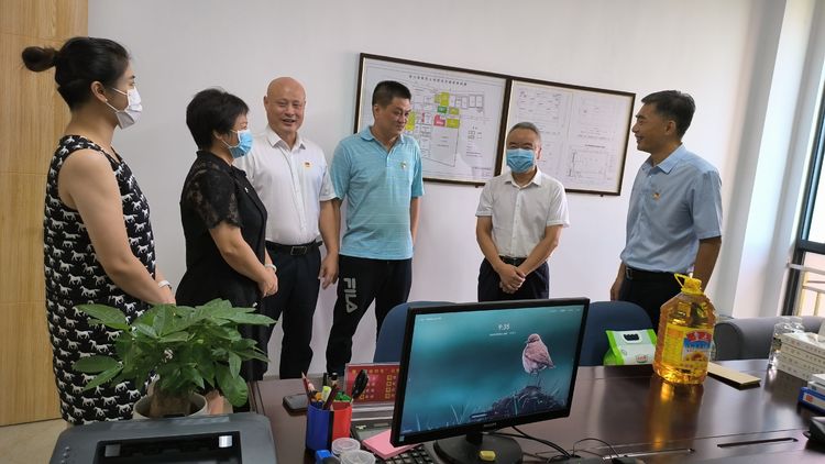 市国资委党委委员、副主任杨树坤一行慰问市环发公司抗疫服务志愿者