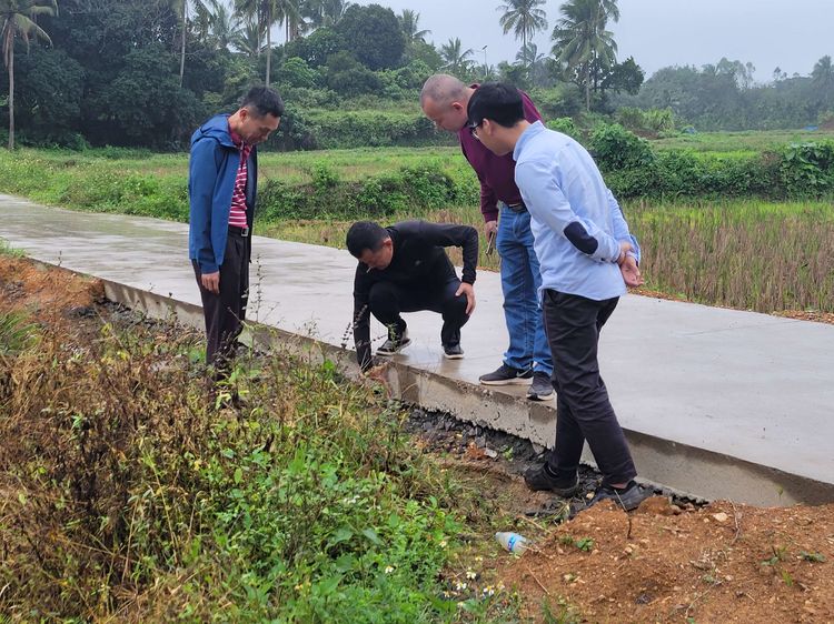为民办实事｜市环发公司深入帮扶村勘察机耕路使用前准备情况暨开展消费帮扶活动
