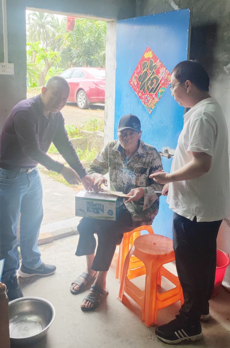 深情帮扶，精准慰问——市环发公司探望摔伤五保脱贫户