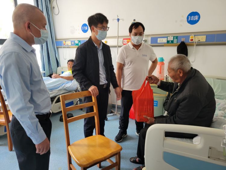 深情帮扶，精准慰问——市环发公司探望摔伤五保脱贫户(图2)