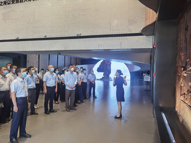 传承海瑞精神 激荡清风正气——市环发公司开展“清廉国企 青廉有我”主题党日活动(图3)