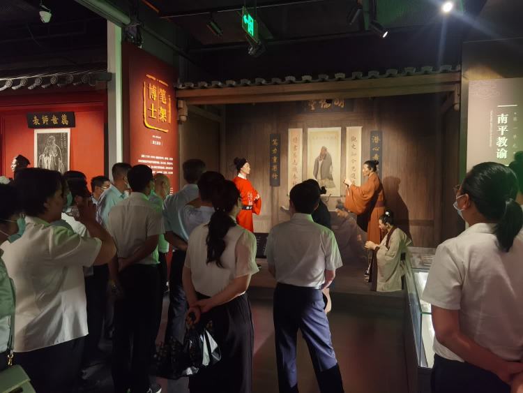 传承海瑞精神 激荡清风正气——市环发公司开展“清廉国企 青廉有我”主题党日活动(图5)