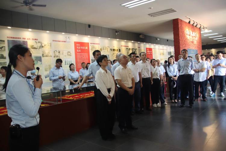 赓续红色基因 奋进时代征程 ——市国资委机关联合市环发公司开展主题党日暨清廉国企教育活动(图5)