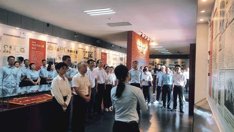 赓续红色基因 奋进时代征程 ——市国资委机关联合市环发公司开展主题党日暨清廉国企教育活动(图6)