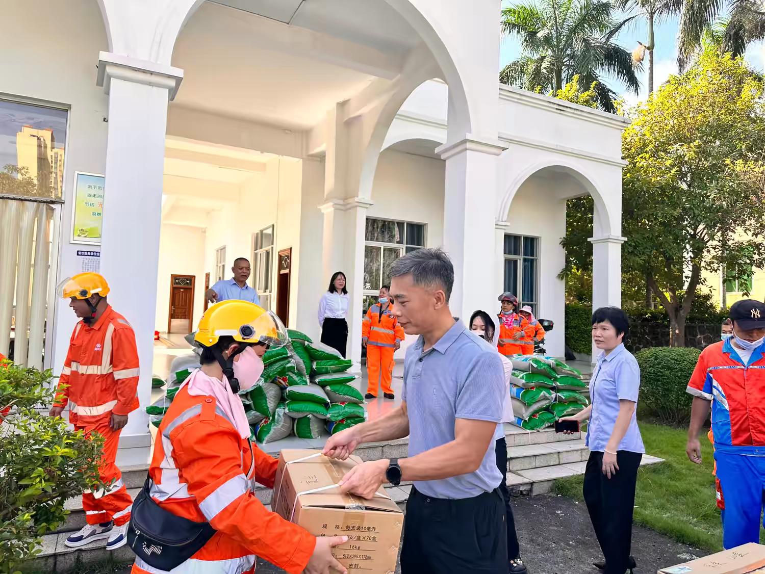 市环发公司开展2024“夏日送清凉”慰问环卫工人活动(图2)