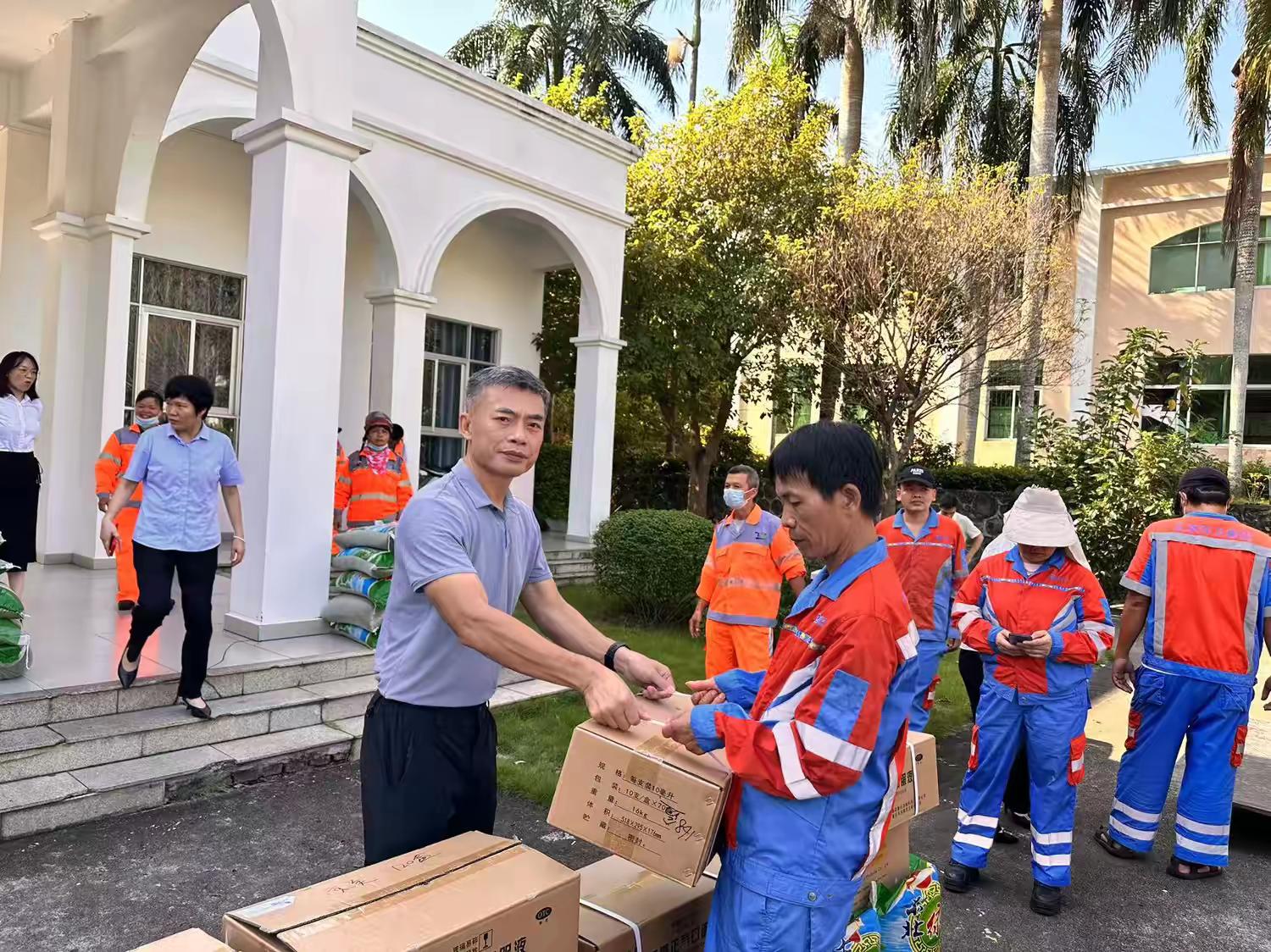 市环发公司开展2024“夏日送清凉”慰问环卫工人活动(图3)