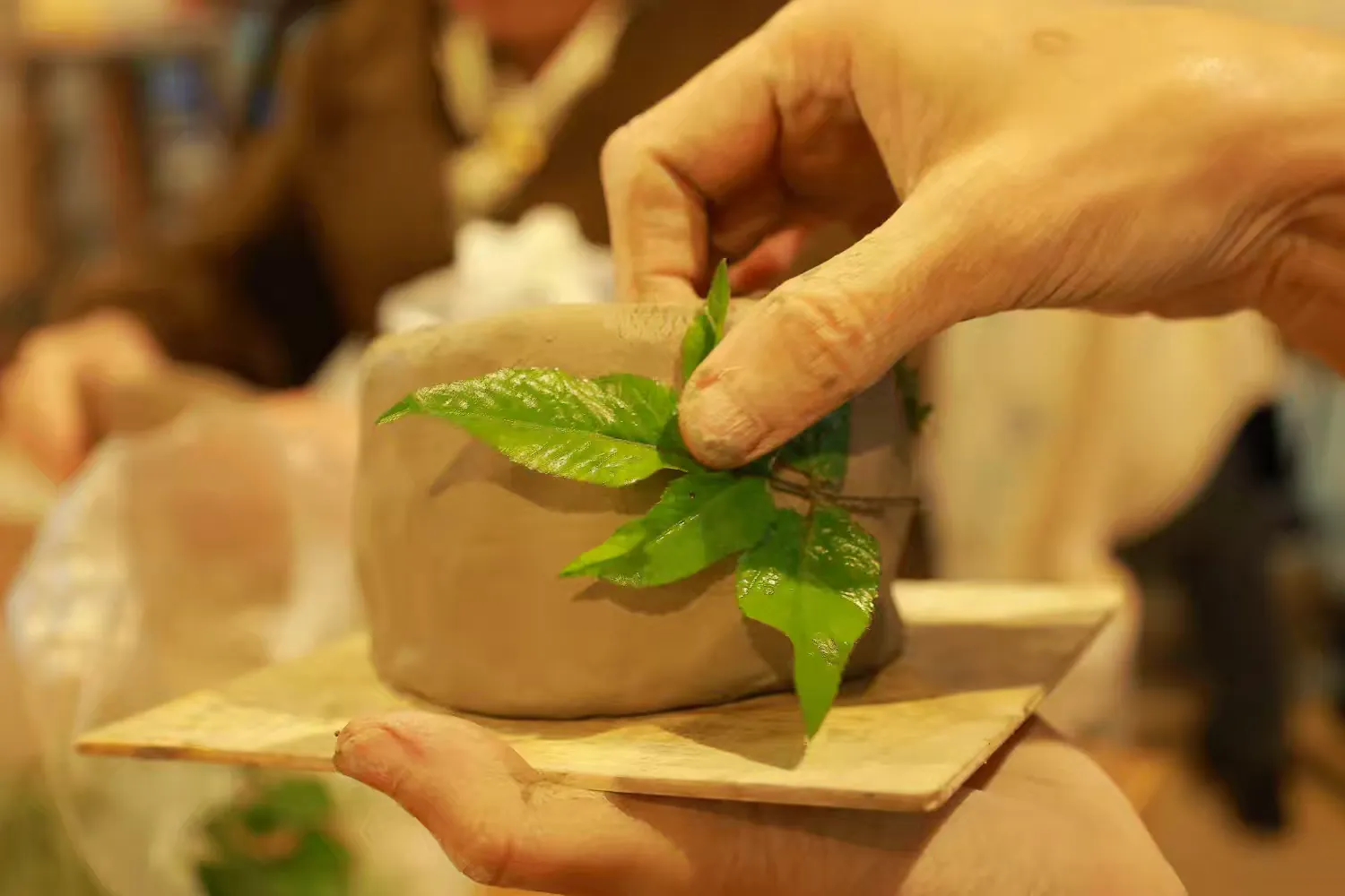 环发公司举办“三八”妇女节户外活动：陶艺、手工团扇与妇女权益知识问答精彩纷呈   为庆祝第115个国际妇女节，丰富女性员工的业余生活，提升团队凝聚力，3月7日，环发公司组织全体女性员工开展了一场别开生(图3)