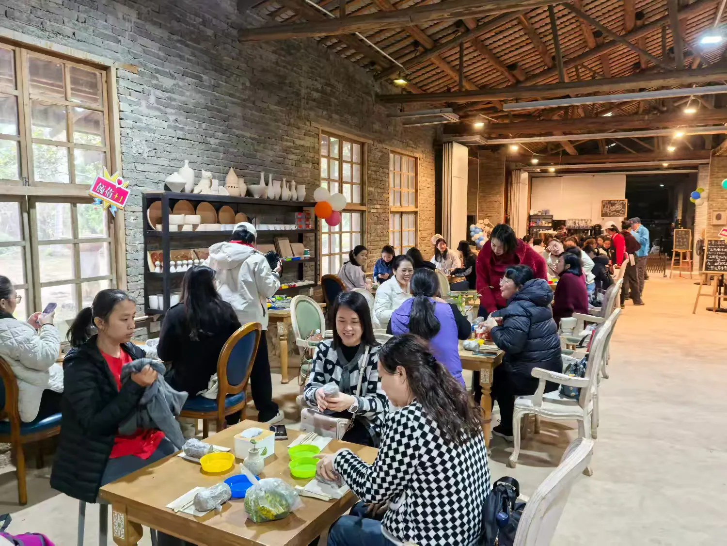 环发公司举办“三八”妇女节户外活动：陶艺、手工团扇与妇女权益知识问答精彩纷呈   为庆祝第115个国际妇女节，丰富女性员工的业余生活，提升团队凝聚力，3月7日，环发公司组织全体女性员工开展了一场别开生(图5)