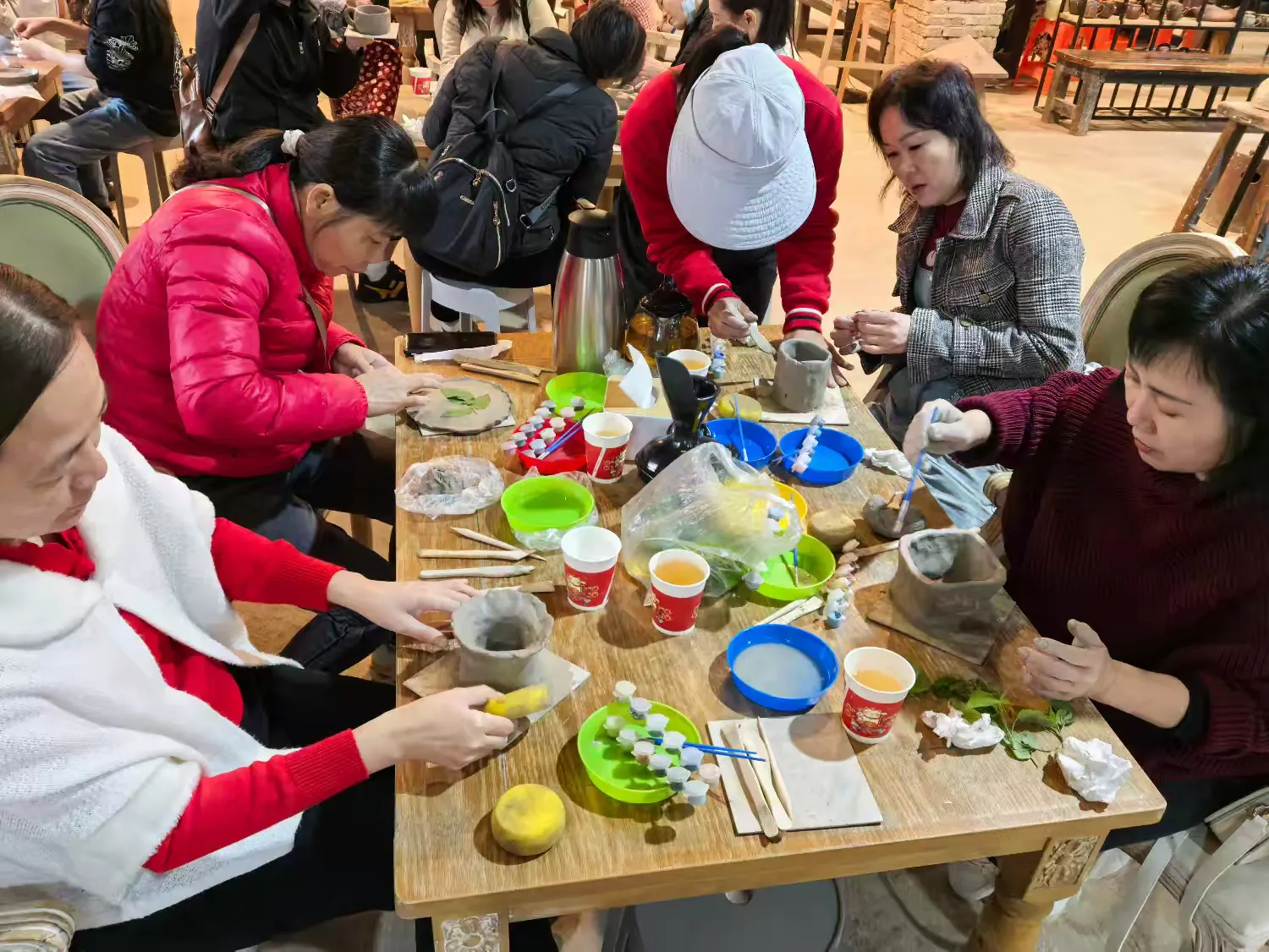 环发公司举办“三八”妇女节户外活动：陶艺、手工团扇与妇女权益知识问答精彩纷呈   为庆祝第115个国际妇女节，丰富女性员工的业余生活，提升团队凝聚力，3月7日，环发公司组织全体女性员工开展了一场别开生(图6)