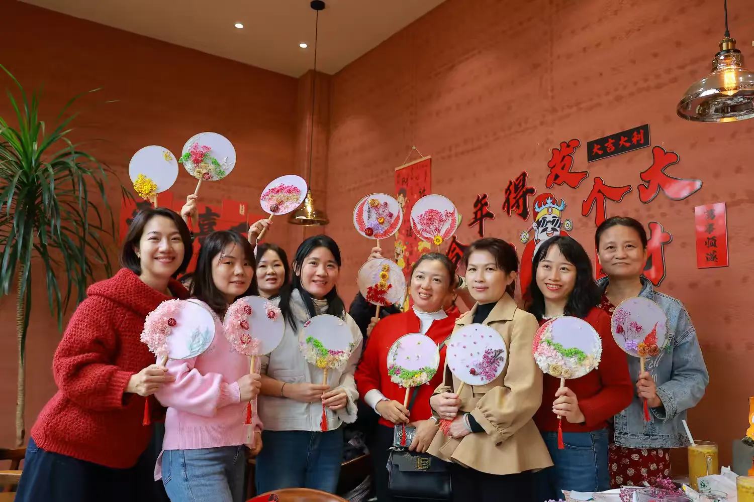 环发公司举办“三八”妇女节户外活动：陶艺、手工团扇与妇女权益知识问答精彩纷呈   为庆祝第115个国际妇女节，丰富女性员工的业余生活，提升团队凝聚力，3月7日，环发公司组织全体女性员工开展了一场别开生(图14)