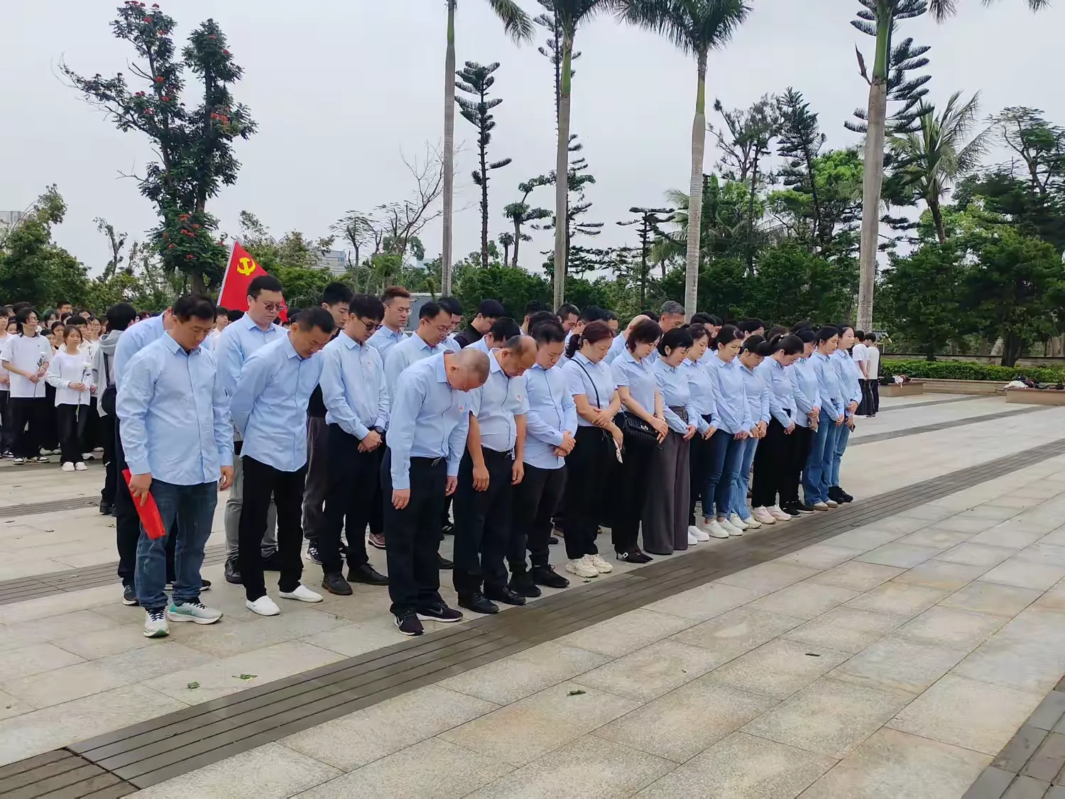 市环发公司开展“清明祭英烈，奋进谱新篇”主题党日活动  清明时节，春风轻拂，为缅怀革命先烈丰功伟绩，接受红色精神洗礼熏陶，引导党员干部职工将革命传承融入推动公司各项事业高质量改革发展的实践中，2025(图4)